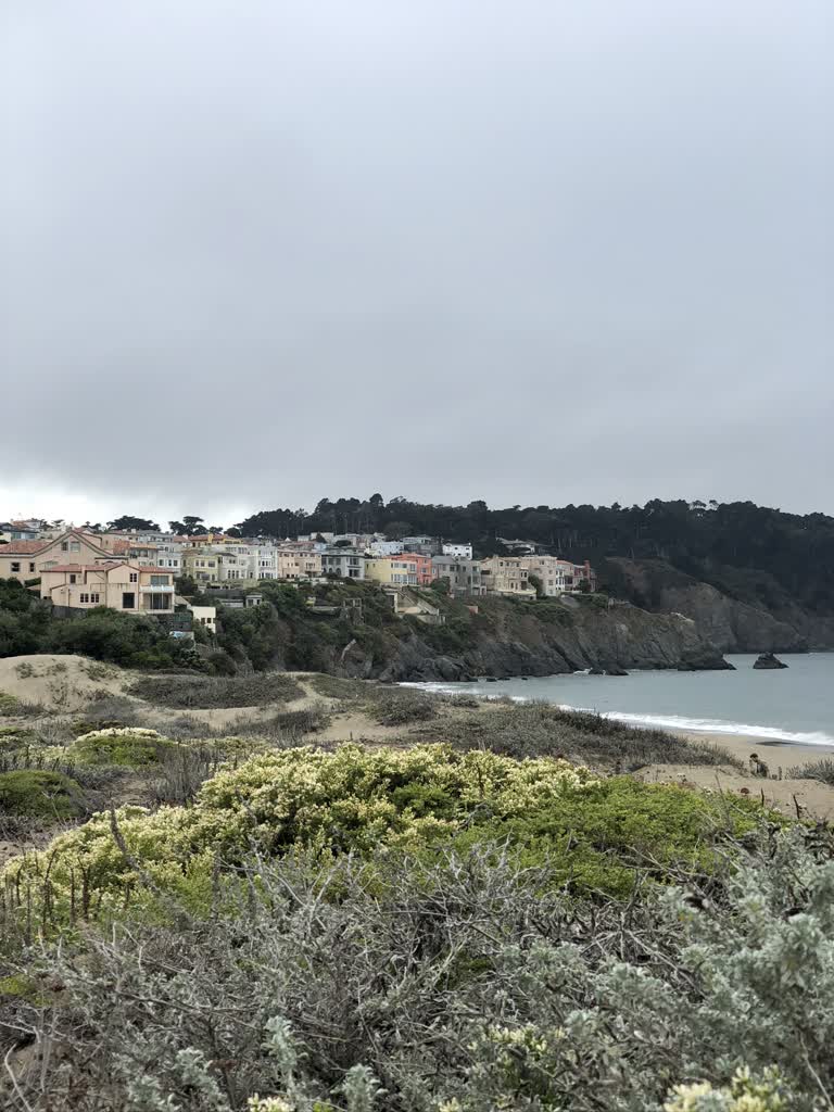 有一个男人拿着冲浪板站在海滩上