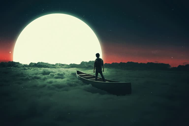 云层中央的船上站着一个人