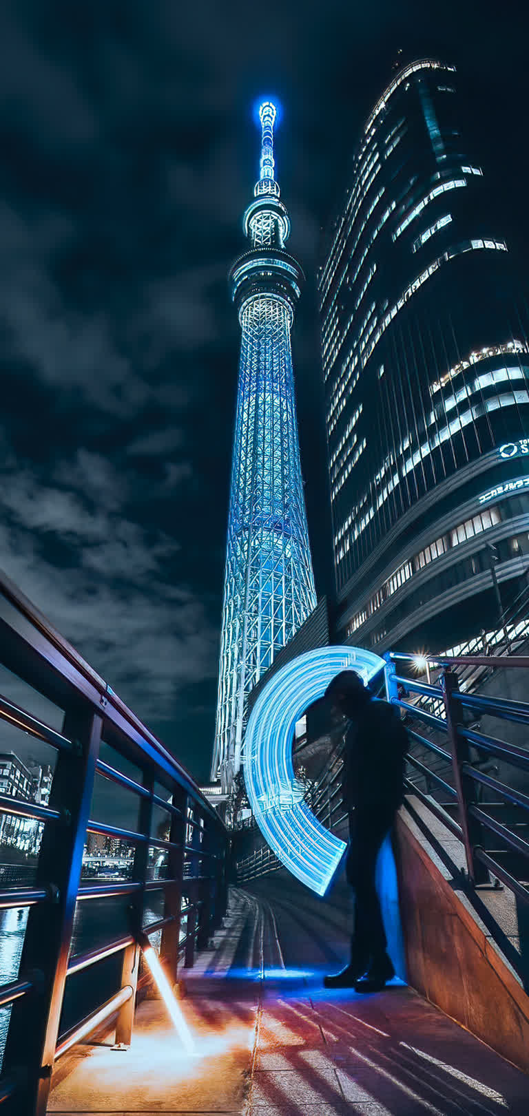 有一个人站在一栋楼前