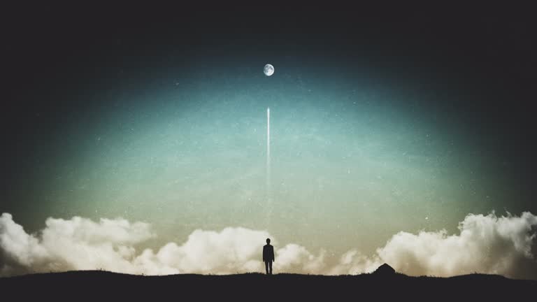 有一个人站在山上望着天空