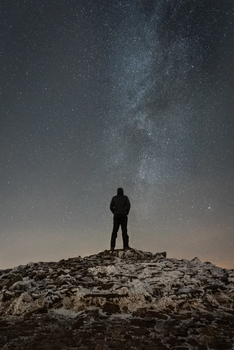 有一个人站在山上看星星
