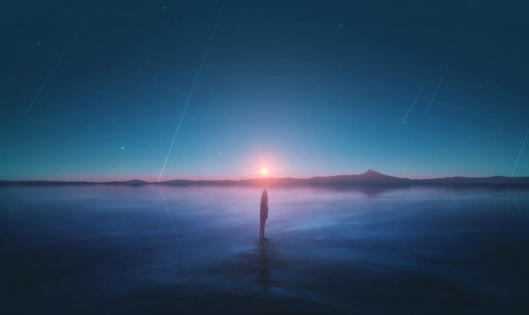 夕阳西下,有一个男人站在海洋中央