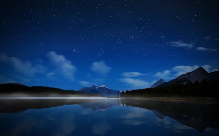 夜里,有一个男人站在湖边