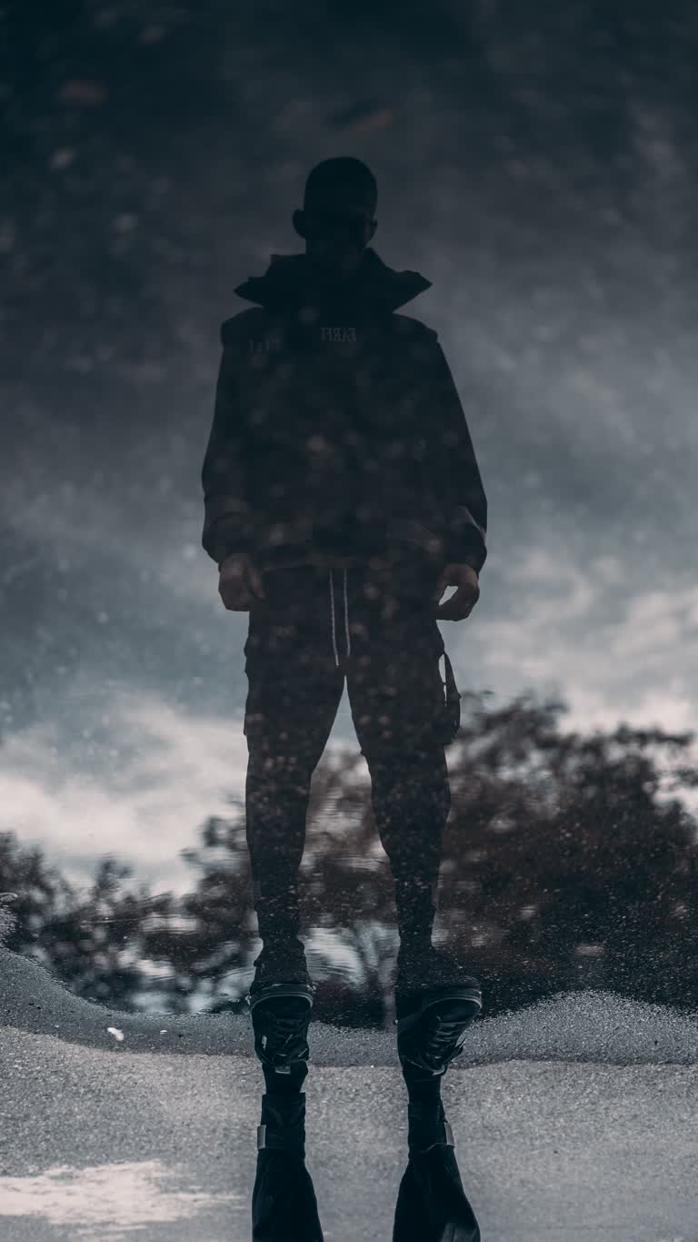 有一个男人背对着镜头站在雪地里