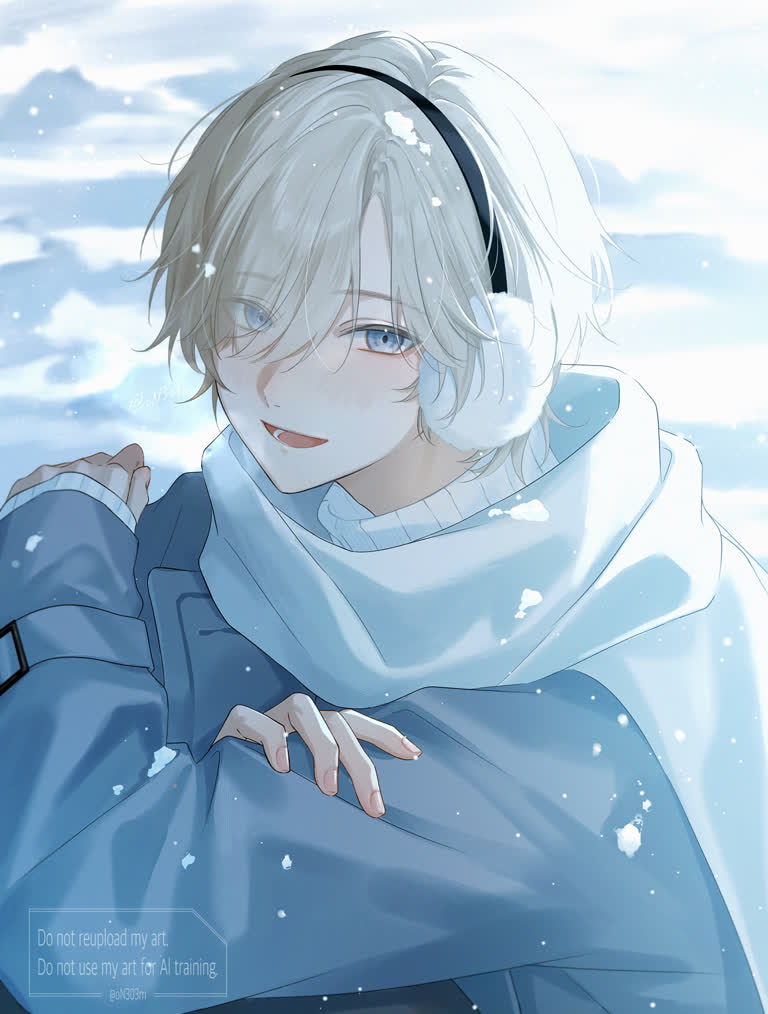 有一个男人戴着围巾站在雪地里