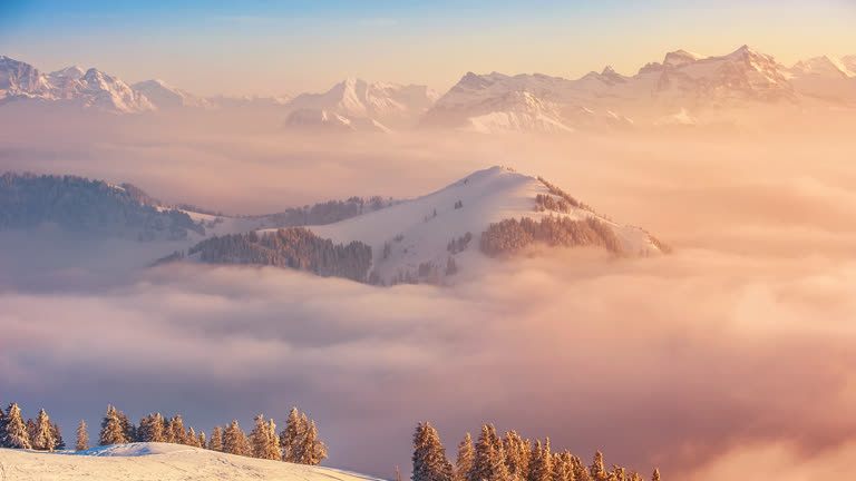 有一个男人站在雪地里的滑雪板上
