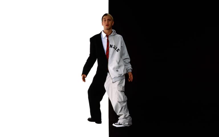 有一个西装革履、打领带的男人靠在墙上