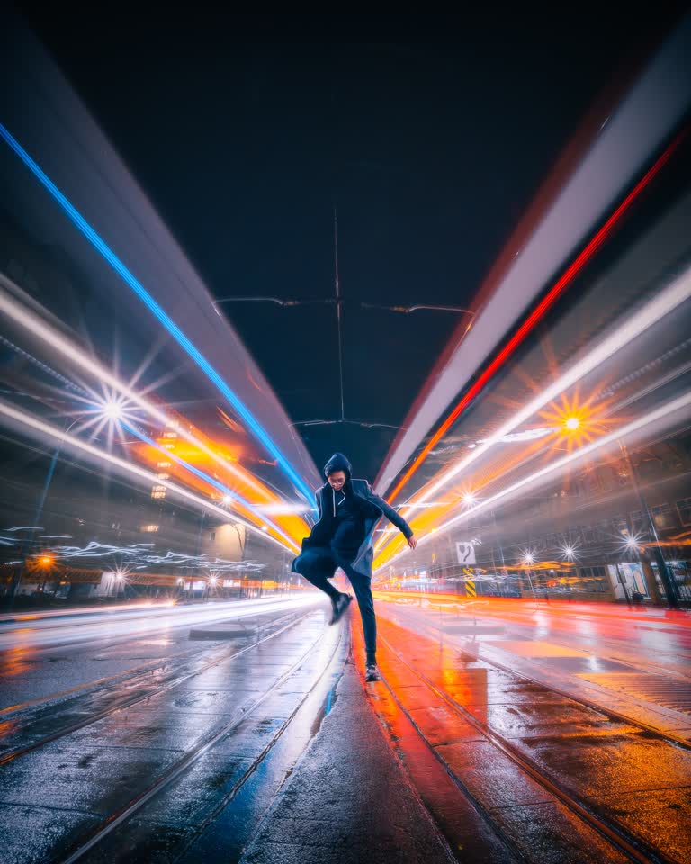 有一个男人在雨中走过马路