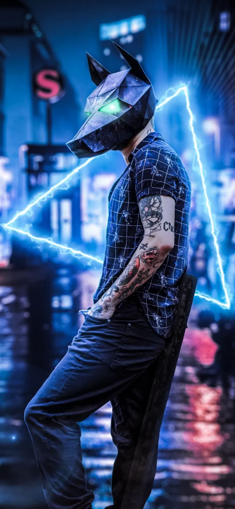 有一个男人戴着头盔,站在滑板上