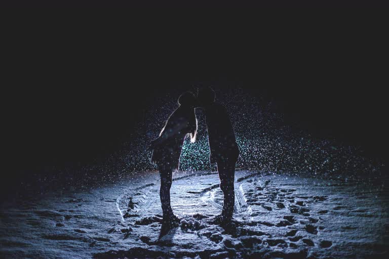 有一男一女,夜里站在雪地里