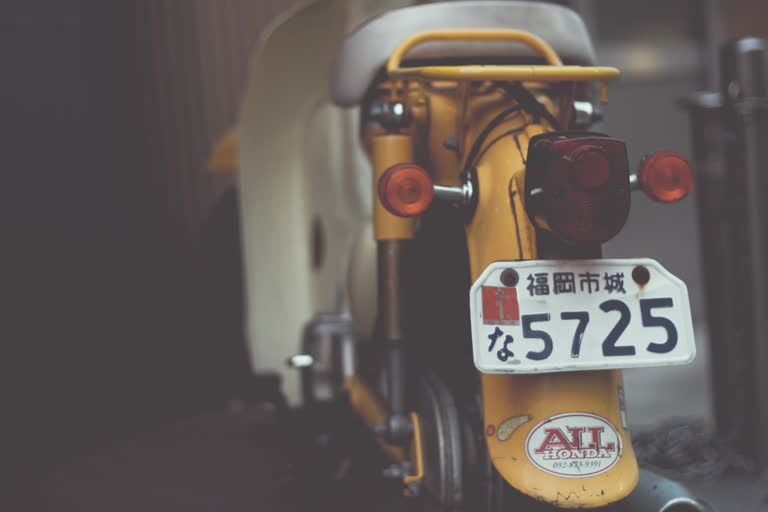 有一辆摩托车,后面挂着车牌