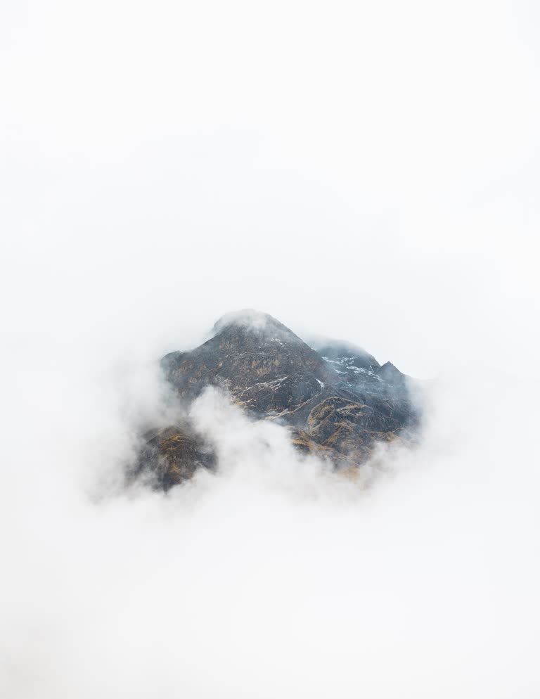 云中有一座山,上面站着一个人