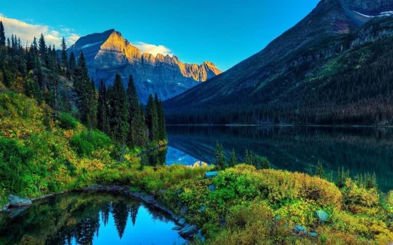 山腰有湖,背景是山