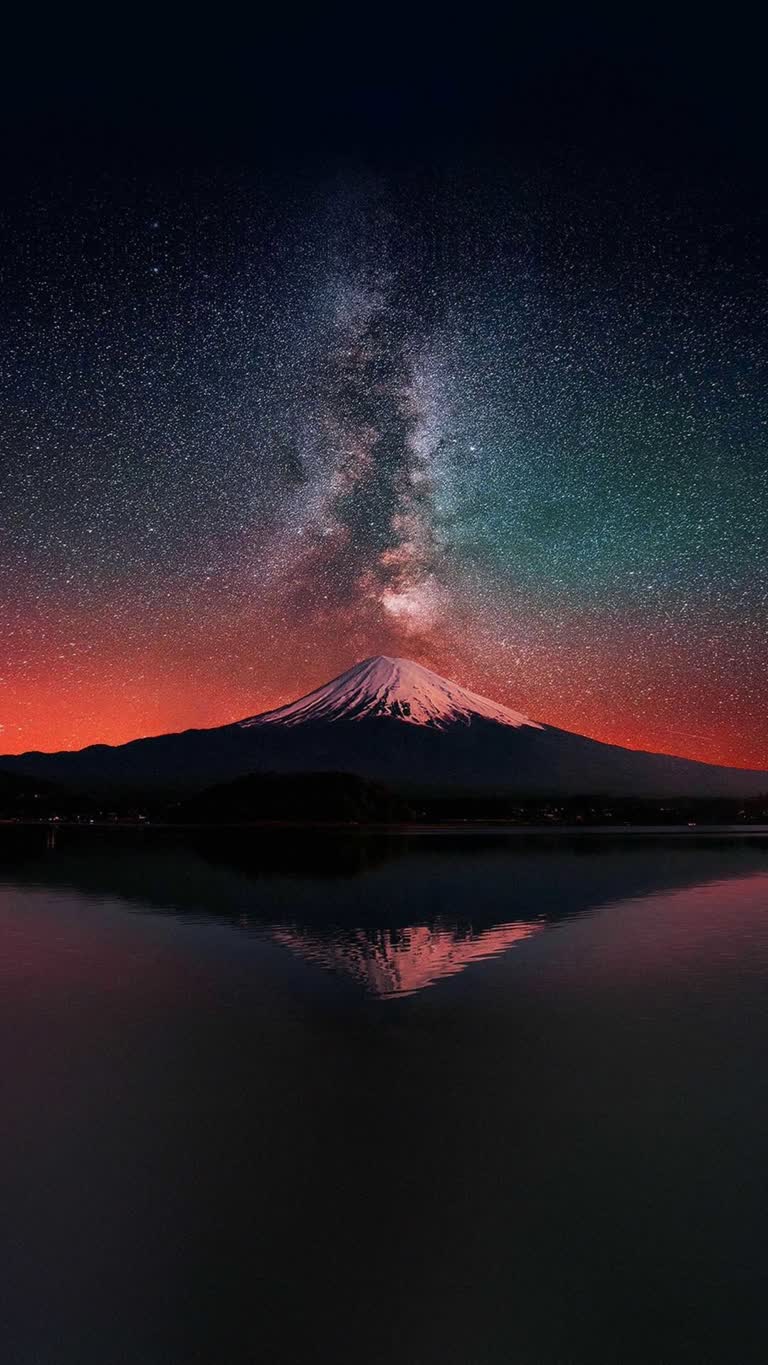 有一座山,在夜晚倒映在水中