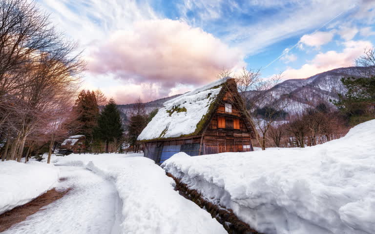背景是山,地面上是雪,前景是一栋房子