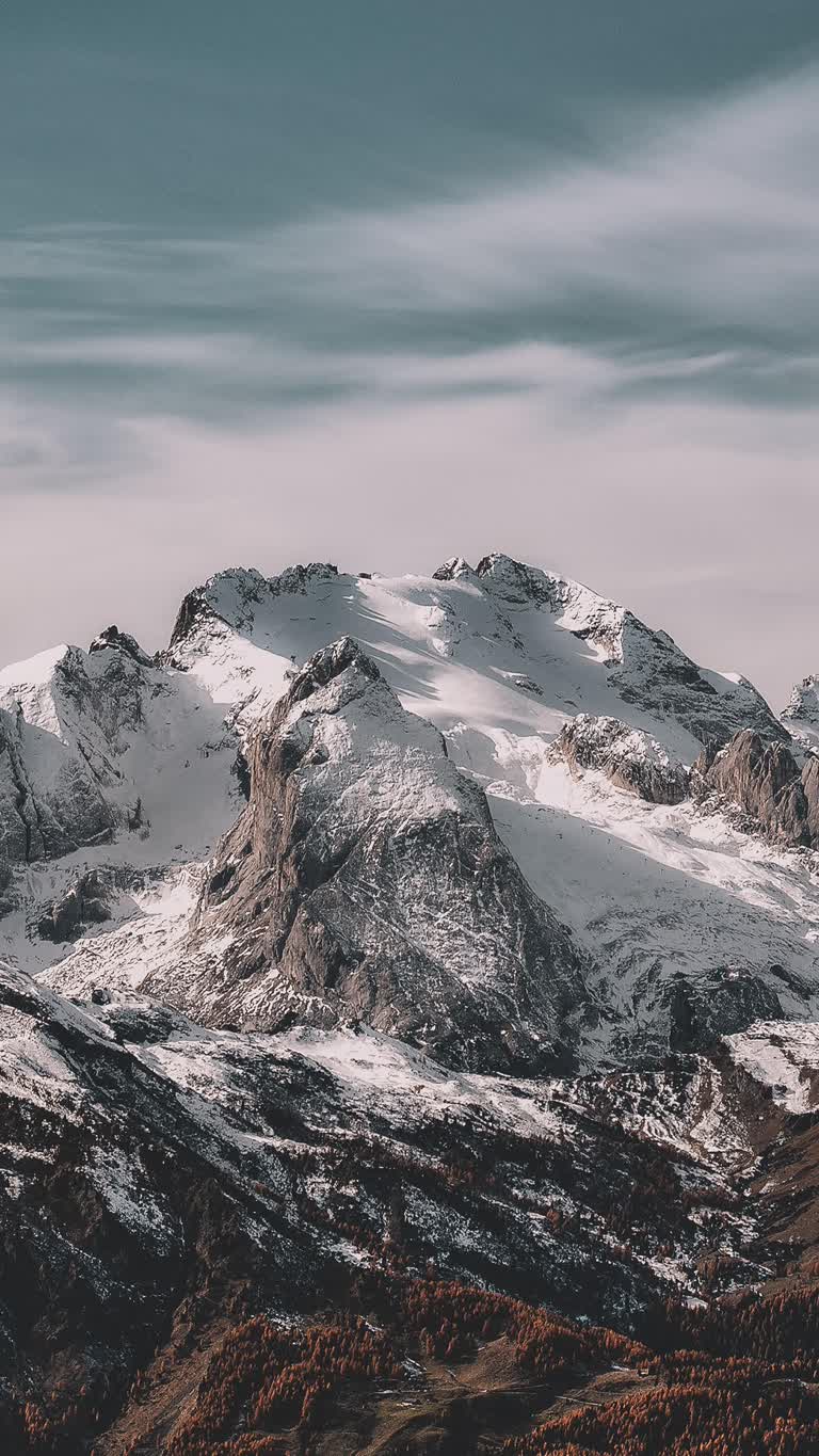 蓝天下积雪覆盖的山峦,有几朵云