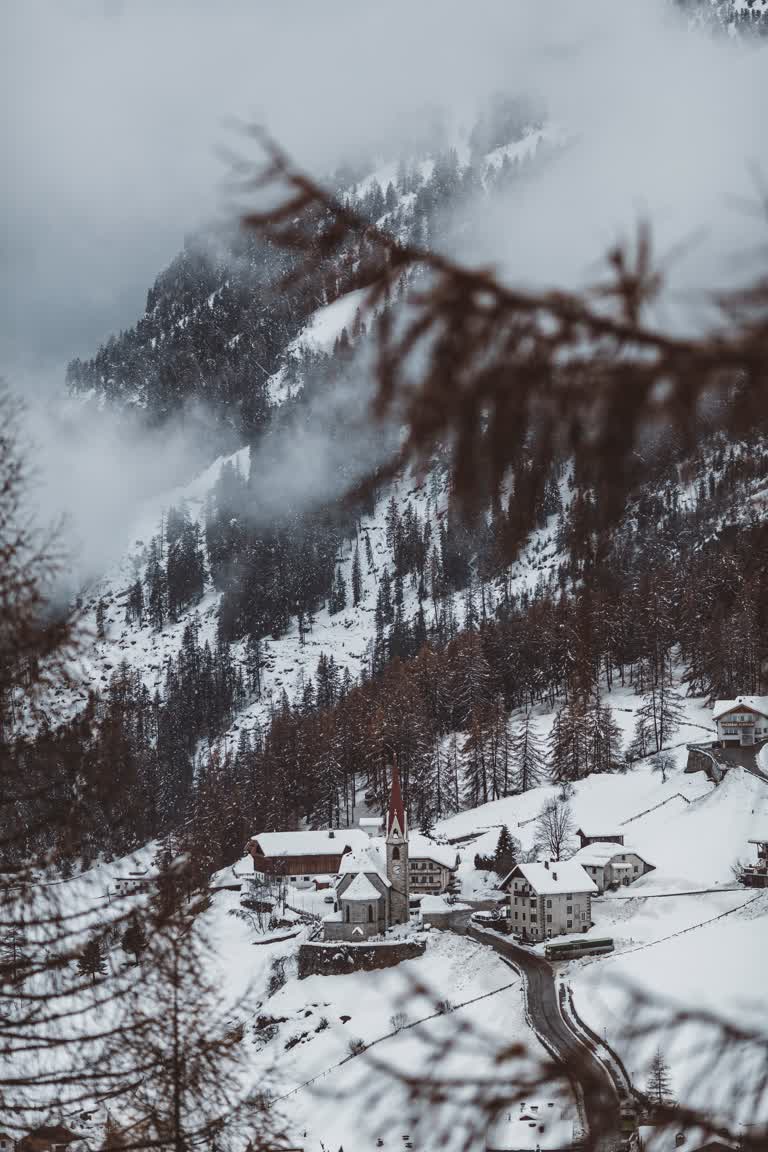 白雪覆盖的山脉,中间有一座教堂