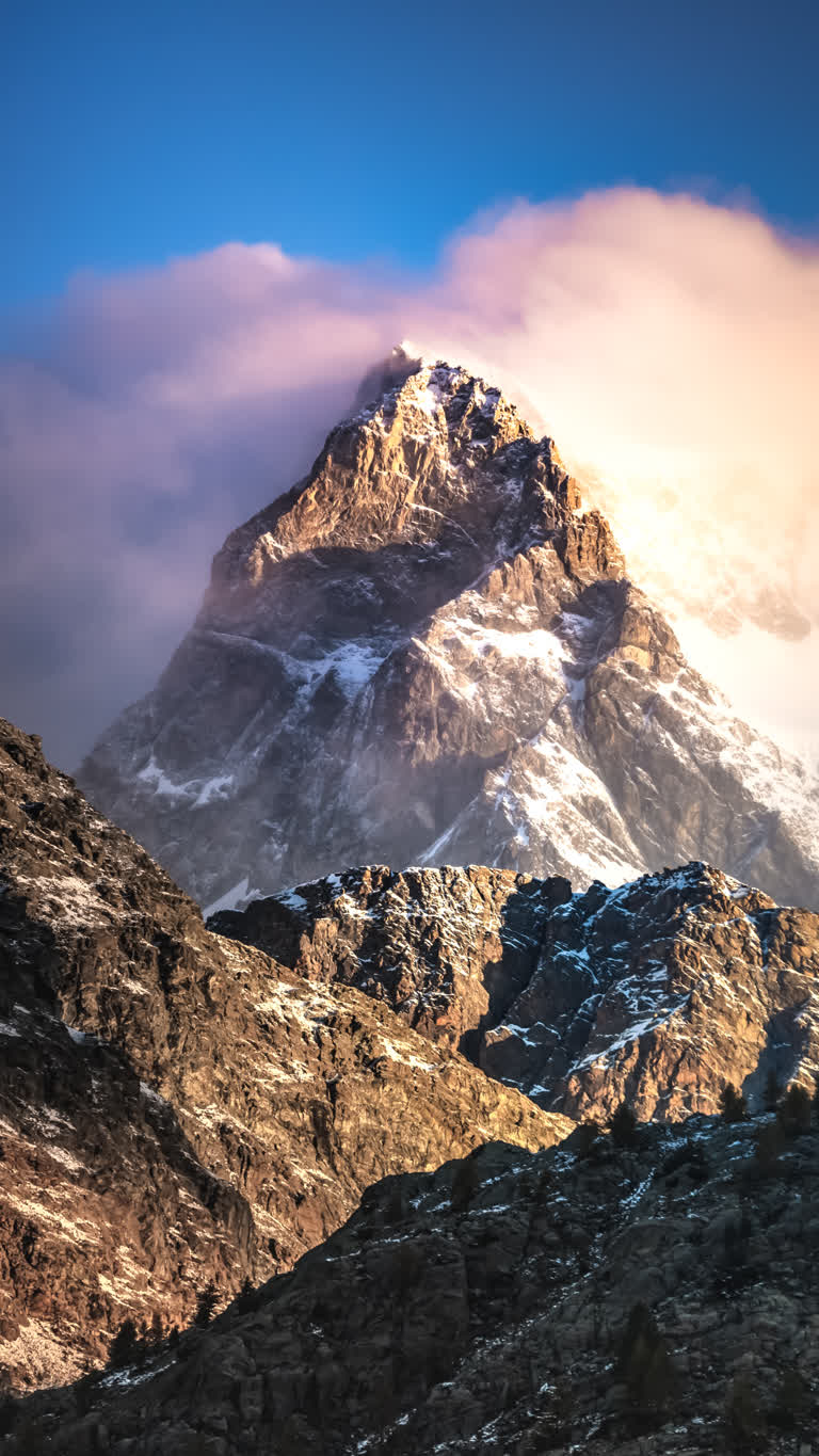白雪皑皑的山脉和云层,背景是山峰