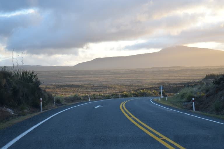 远处的山脉,前景是一条道路