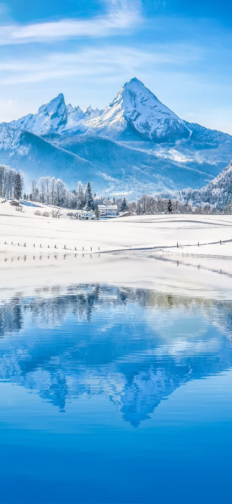 山倒映在湖水中,地上积雪