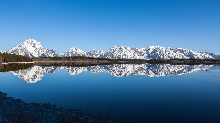 山倒映在一座高山湖的静水中