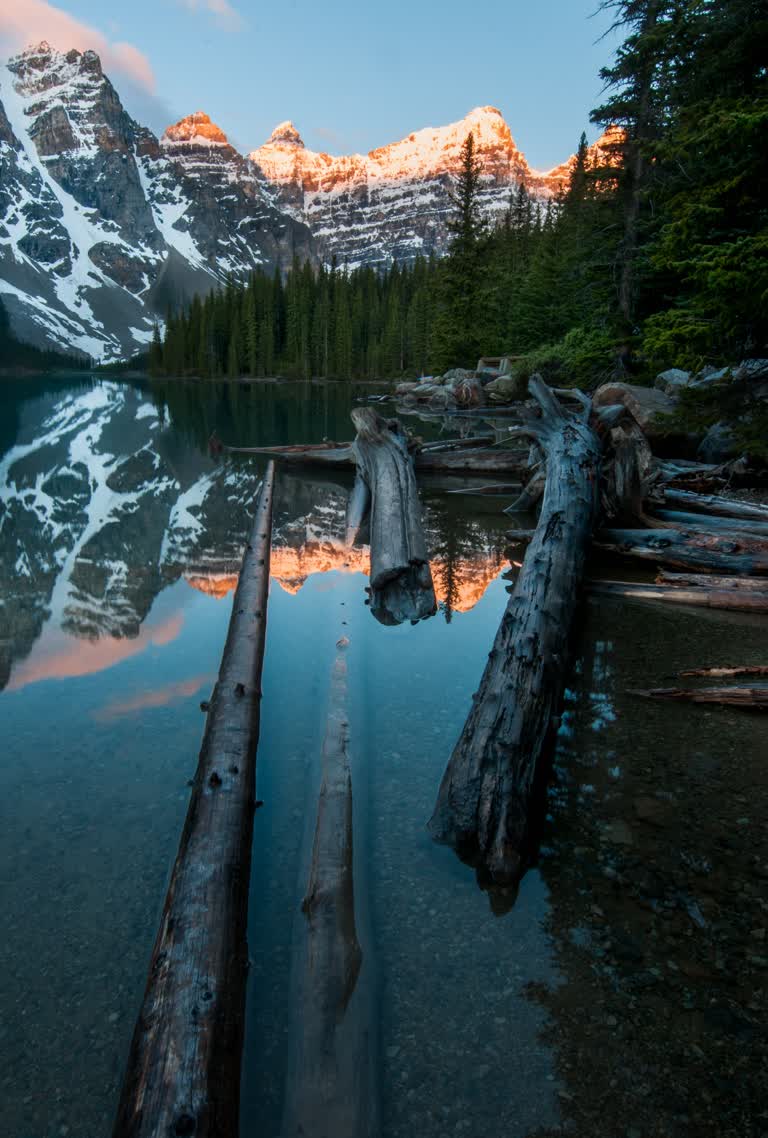 山倒映在一座高山湖的静水中