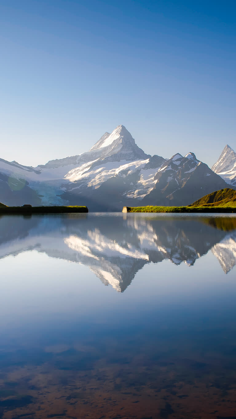 山倒映在一座高山湖的静水中