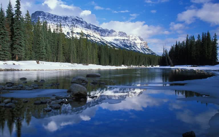 山倒映在一座高山湖的静水中