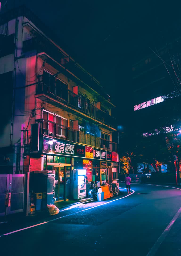 街道拐角处有一栋霓虹灯闪烁的建筑