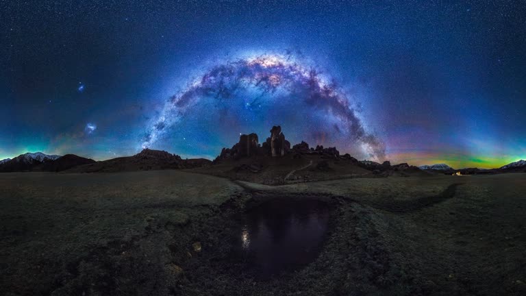 田野里小池塘上方的夜空有乳白色和星星