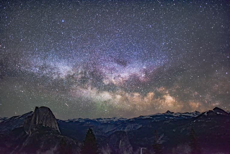 夜空繁星,山川树木上乳白色