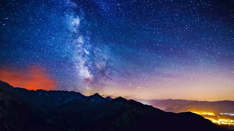 夜空繁星,山上流淌着乳白色的城市灯光