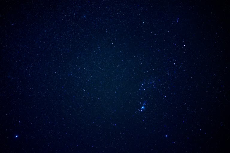 前景中有星星和飞机的夜空
