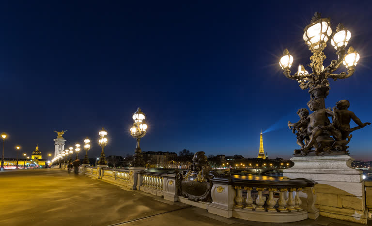 带路灯和雕像的桥的夜景