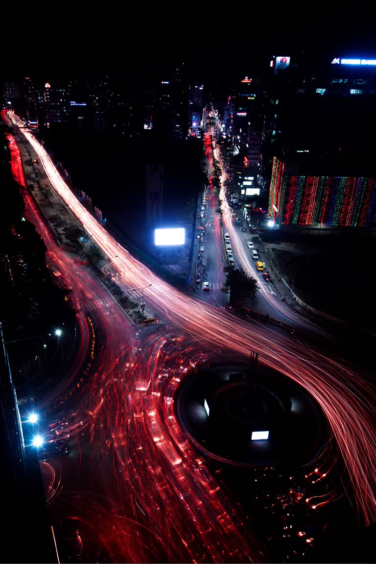 长时间曝光的夜间繁忙城市街道的夜景