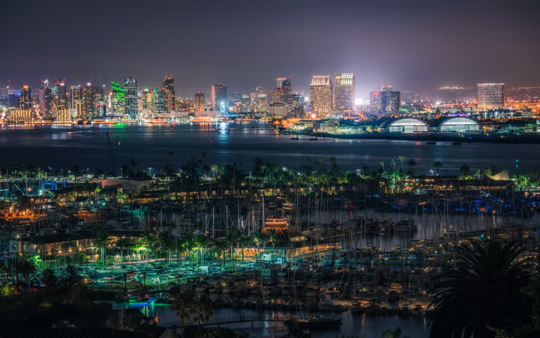 停靠在港口的船只的城市夜景