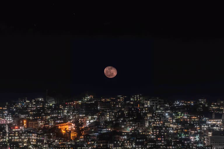 天空中满月的城市夜景