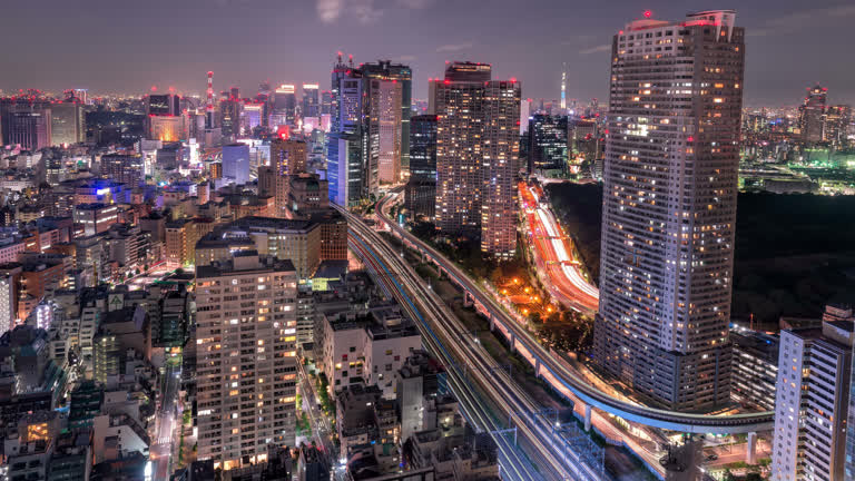 高速公路贯穿其中的城市夜景