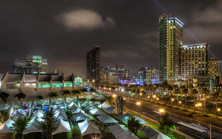 拥有大量建筑物和路灯的城市的夜景