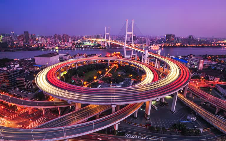 交通繁忙的城市和一座桥梁的夜景