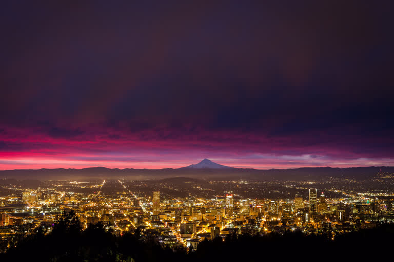远处有山的城市夜景