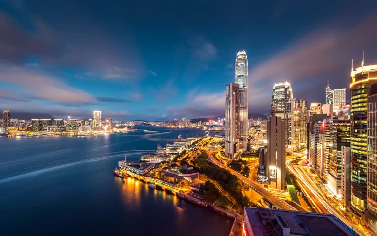 城市天际线的夜景,河流穿过