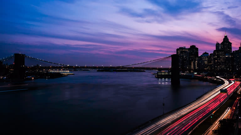 城市天际线的夜景,有桥梁和河流