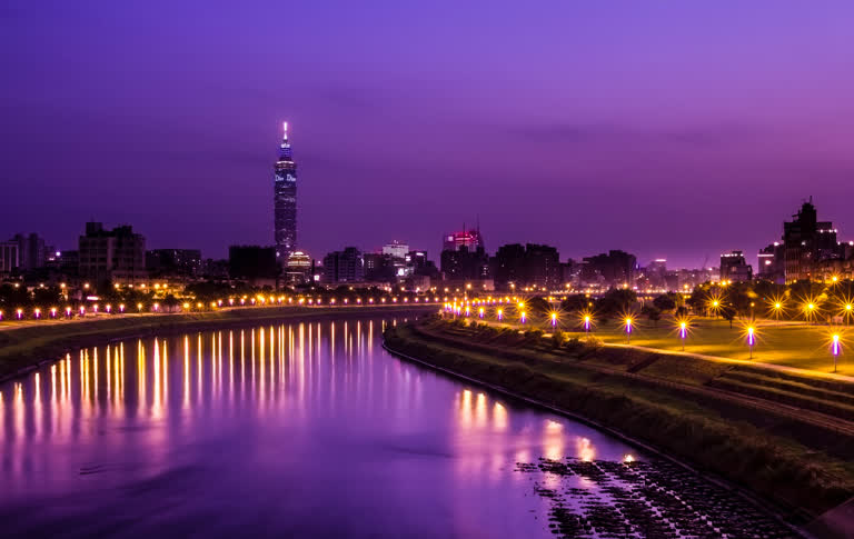 城市天际线的夜景,河流穿过