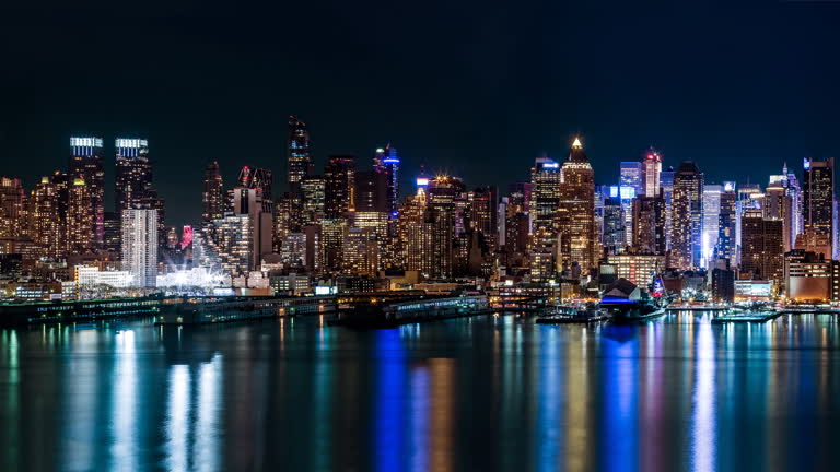 从水对岸欣赏城市天际线的夜景