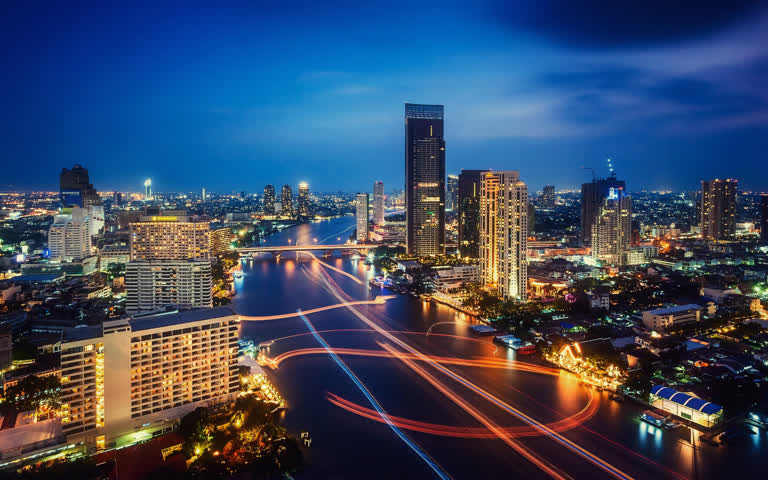 城市天际线的夜景,河流穿过