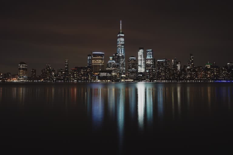 城市天际线的夜景,倒映在水中