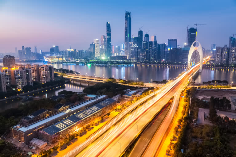 城市天际线的夜景,河上有一座桥