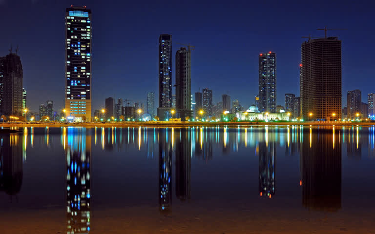 摩天大楼倒映在水中的城市夜景