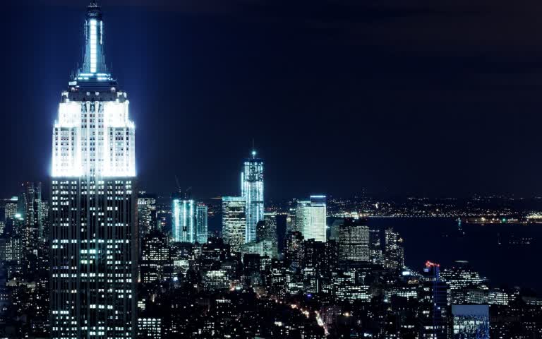 摩天大楼在夜间灯火通明的城市夜景